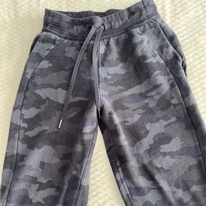 Lululemon Women’s Size 4 Gray Camo Sweatpants